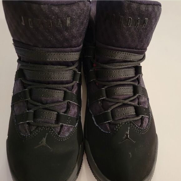 JORDAN  GRADE  SCHOOL BOYS' MAX AURA SNEAKER BOOT - Picture 11 of 16